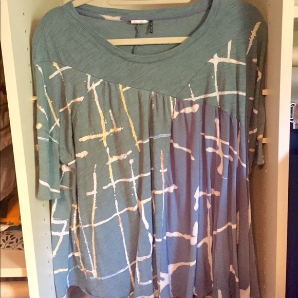 Akemi + Kim NWOT flowy top - Picture 2 of 5